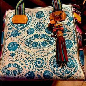 Classic tote bag with tassel